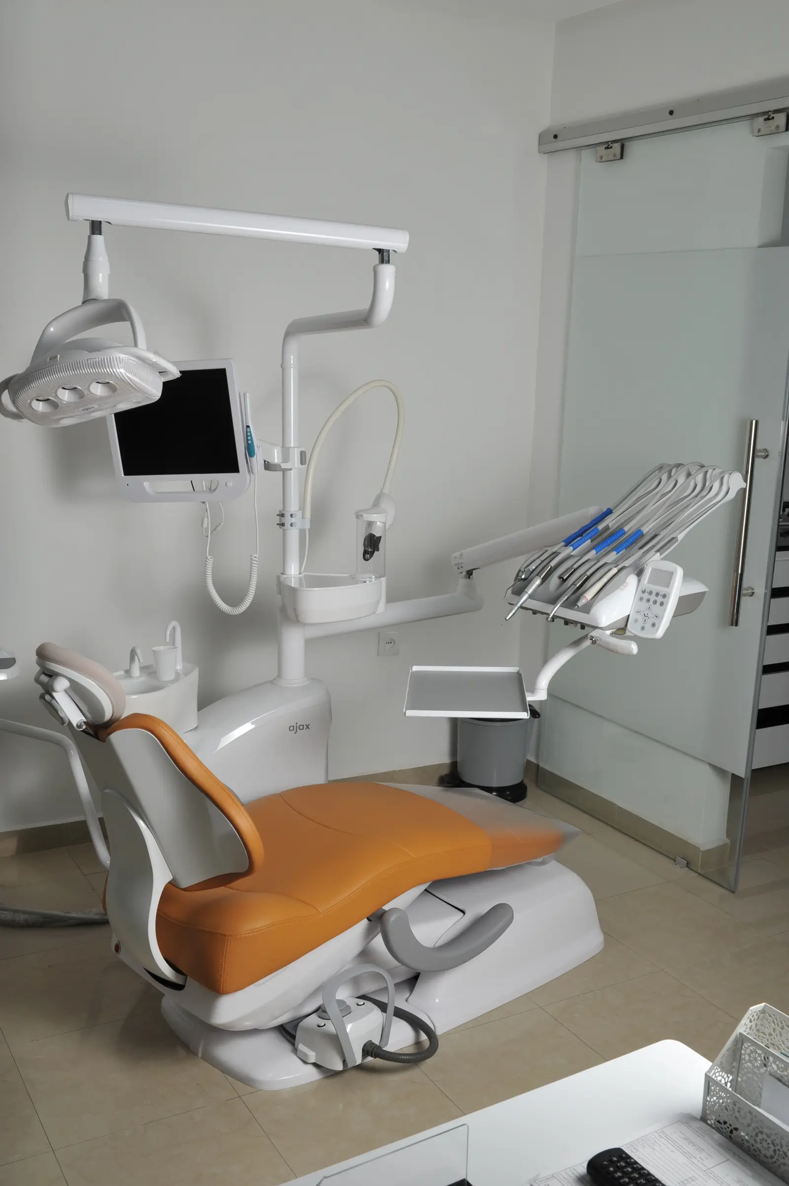 La salle de soins du Centre Dentaire Ennassiri à Témara, lumineuse et apaisante