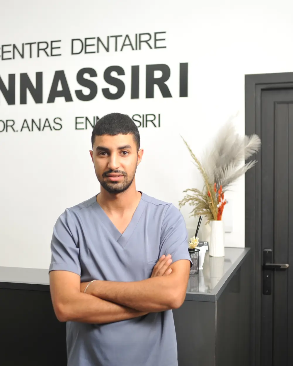 Le Dr Anas Ennassiri, chirurgien-dentiste, dans son cabinet à Témara